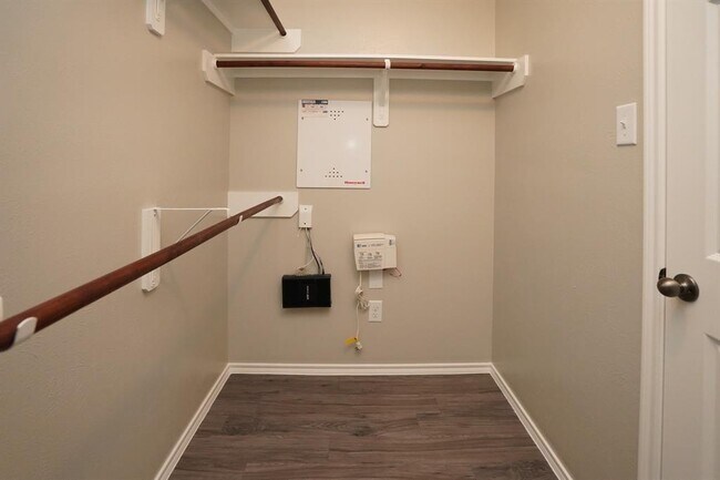Building Photo - 7907 Flowing Oak Ln