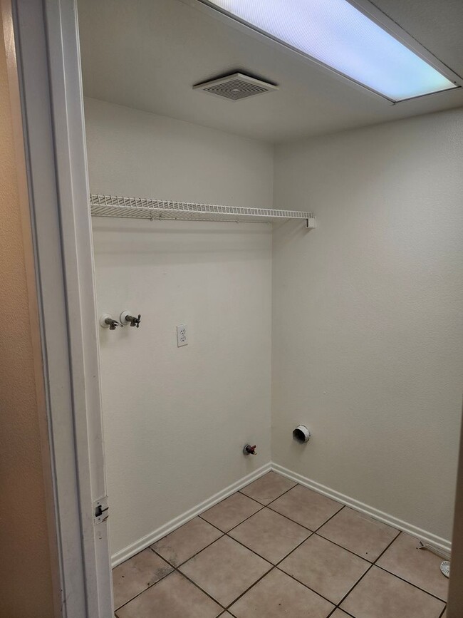 Building Photo - Spacious 4-Bedroom Home in a Prime Location