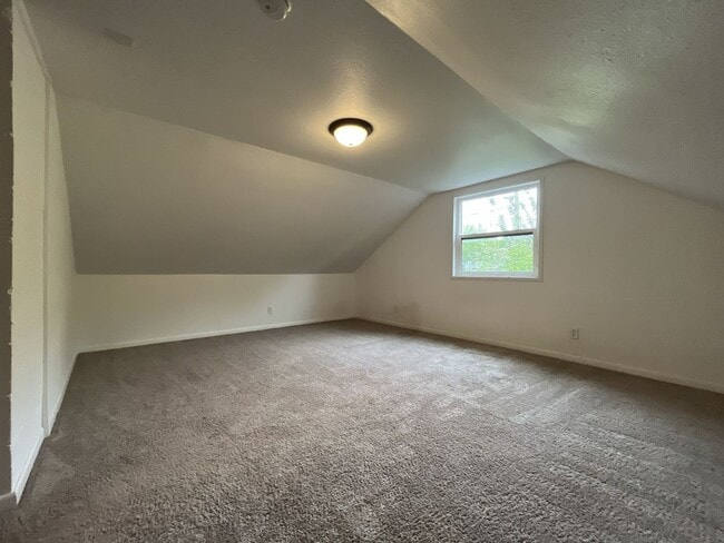 Building Photo - Large NW Portland Home Near Shops & Restaurants with Finished Basement & Bay Windows