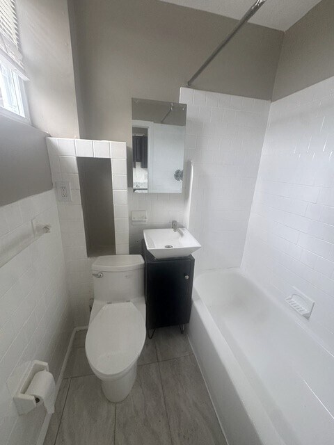 Building Photo - 2917 Poplar Terrace