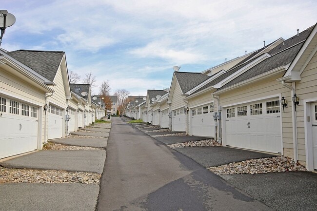 Building Photo - Spacious Cherry Hill Townhome