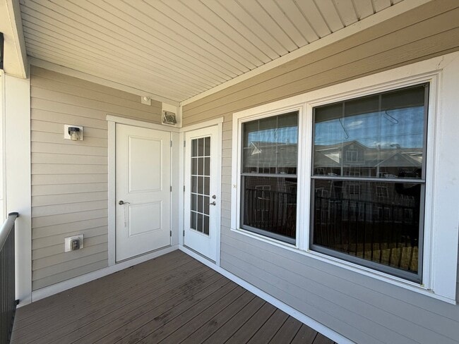 Building Photo - Danvers Updated 3 Bed 2 Bath | Top Floor Condo | Avail Now