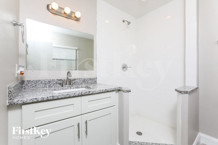 Building Photo - 7033 Crestlake Dr