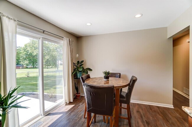 Building Photo - 1599 Yellowglen Dr