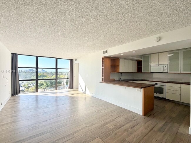 Building Photo - 1000 Parkview Dr