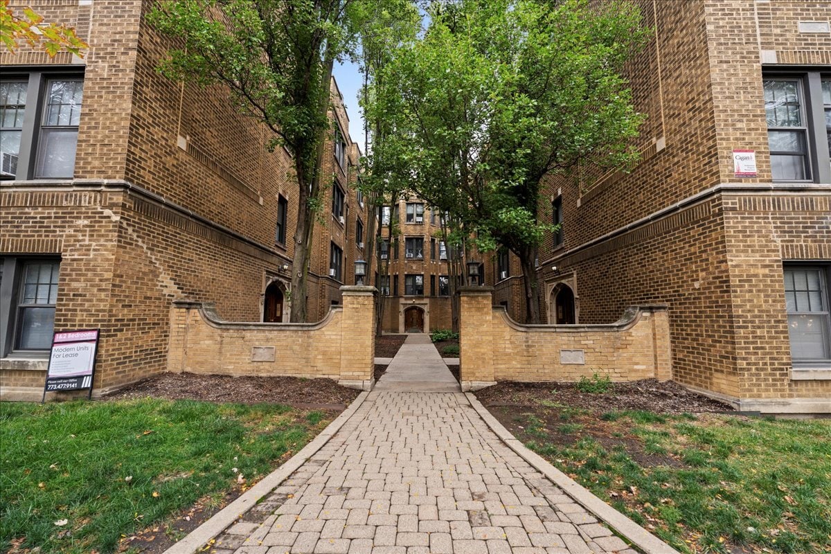 Building Photo - 2348 W Addison St