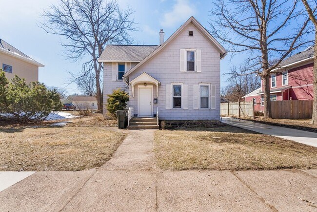 Primary Photo - 709 Iowa St