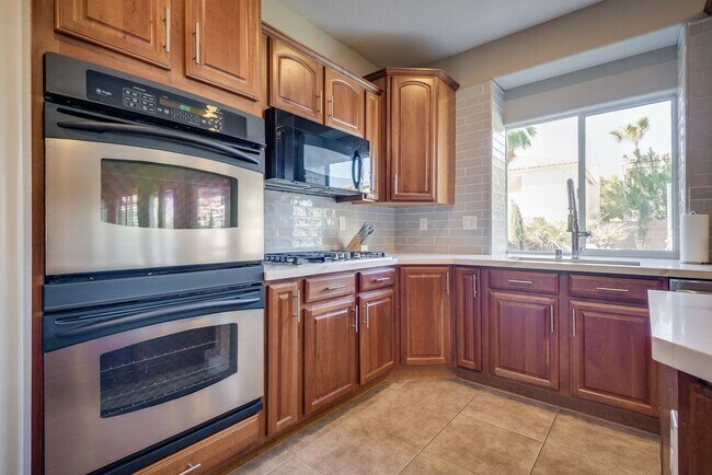 Building Photo - Gated single family home with 4 bed 3 bath...