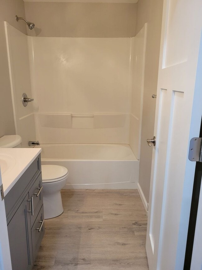 Building Photo - 1 Bedroom Triplex Unit