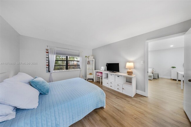 Building Photo - 130 S Cypress Rd