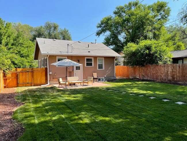 Building Photo - North End Beauty with Bonus Space & Garage!
