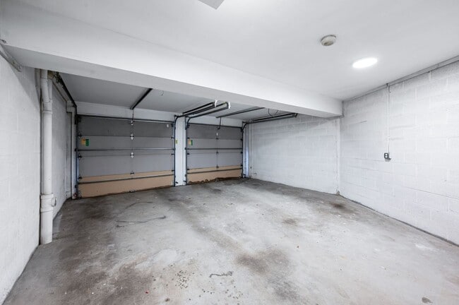 Building Photo - Charming 2BR/2BA condo in Green Hills!