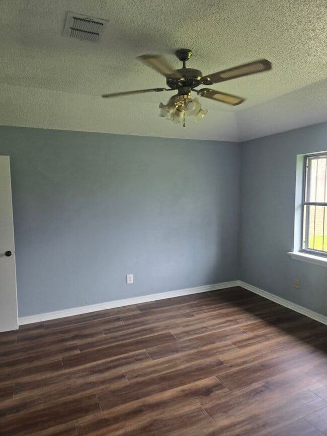 Building Photo - Refurbished - 3 bdrm 2 bath