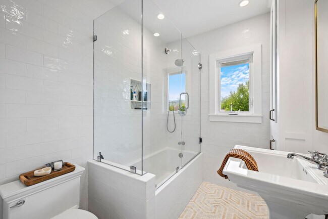 Building Photo - 806 S Ola Vista