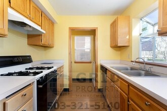 Building Photo - Charming 3 Bedroom Craftsman - Located near Mississippi Avenue!