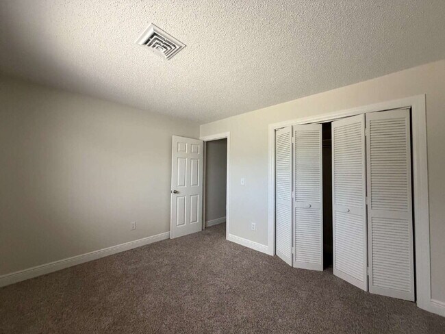 Building Photo - Charming 2-Bedroom, 2-Bath Duplex in a Quiet Englewood Cul-de-Sac