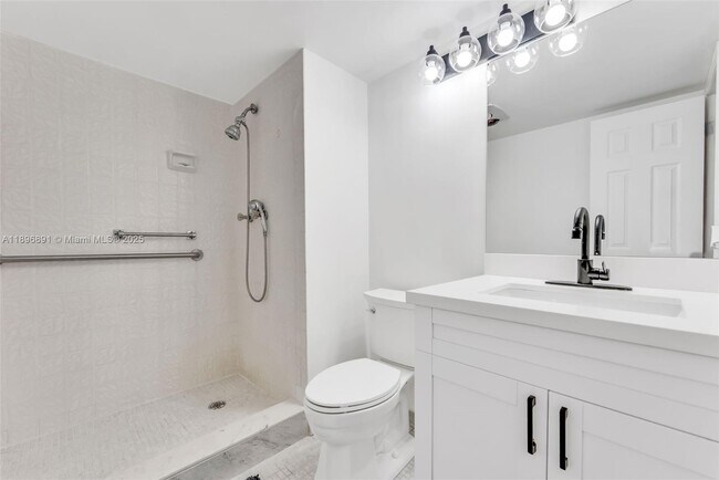 Building Photo - 9811 N Hollybrook Lake Dr