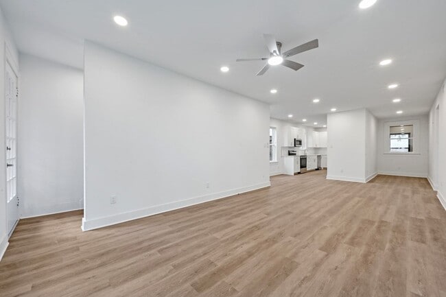 Building Photo - 8 BED 4 BATH  fully remodeled house in Wes...