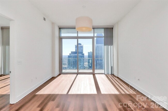 Building Photo - 215 N Pine St