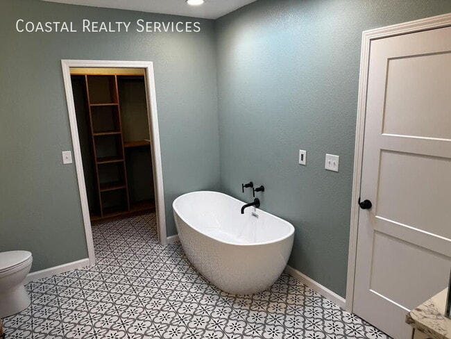 Building Photo - 32 Bay Dr NE