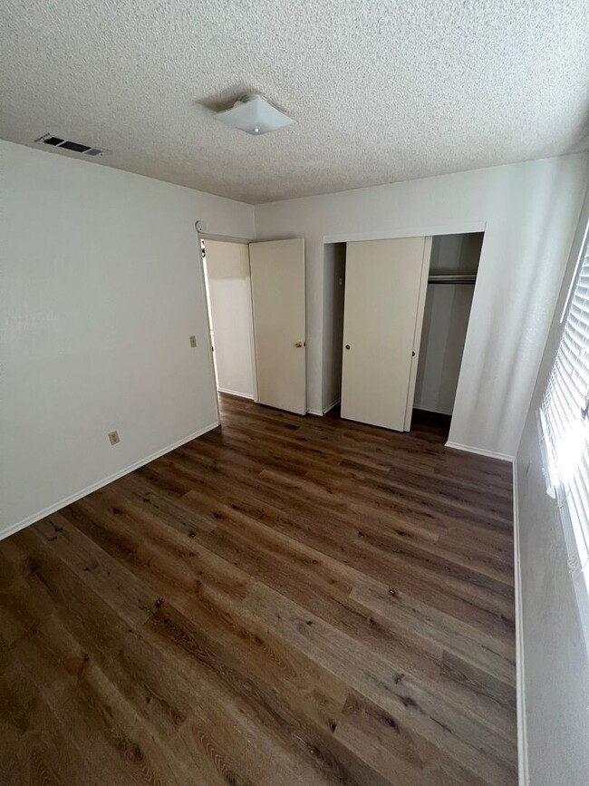 Building Photo - r328