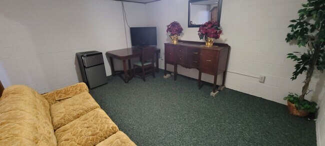 Building Photo - Partially Furnished 3 Bedroom House