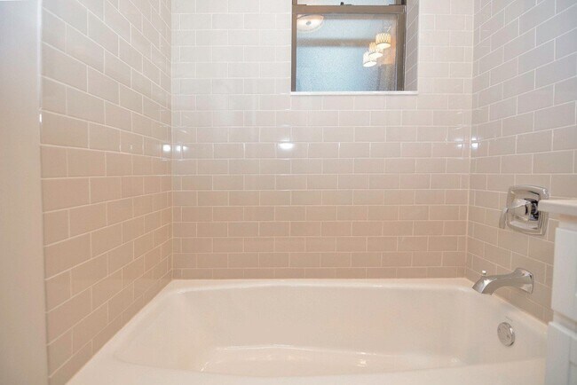 Building Photo - 817 W Lakeside Pl