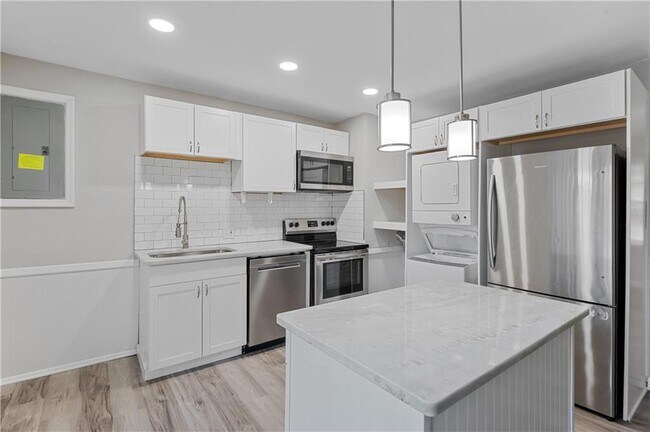 Building Photo - 2382 Peachwood Cir NE