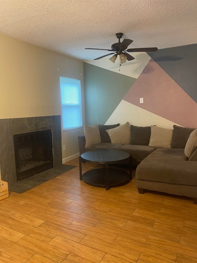 Building Photo - 2928 Del Rio Dr