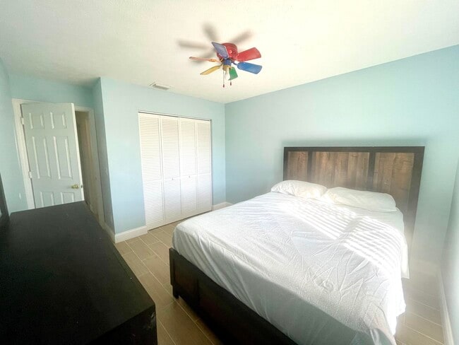 Building Photo - 5753 SE Mercedes Ave