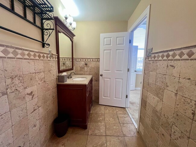 Building Photo - 10 N Main St