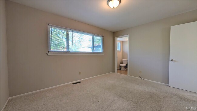 Building Photo - 3356 Clemens Dr