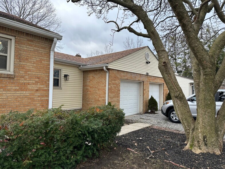 Building Photo - 83 S Lynhurst Dr