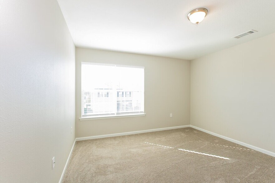 Building Photo - 1860 Eastway Dr