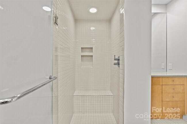 Building Photo - 420 Queens Rd