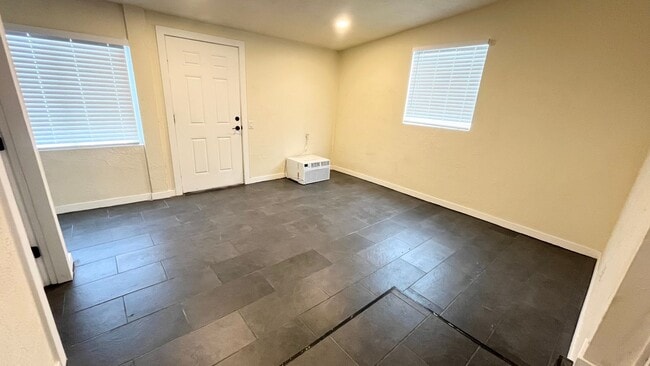 Building Photo - 5 Bedroom/4 Bathroom Home in West Valley City