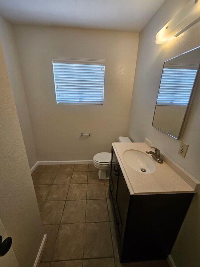 Building Photo - 3 Bedroom Home Located in Mohave Highlands