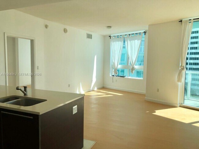 Building Photo - 1900 N Bayshore Dr