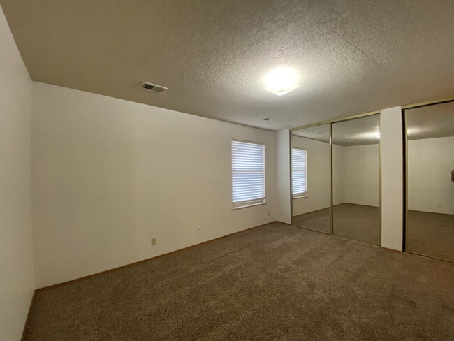 Building Photo - 1BR/1Bath Condo w/Single Car Garage