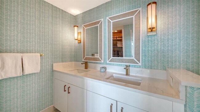 Building Photo - 800 N Tamiami Trl