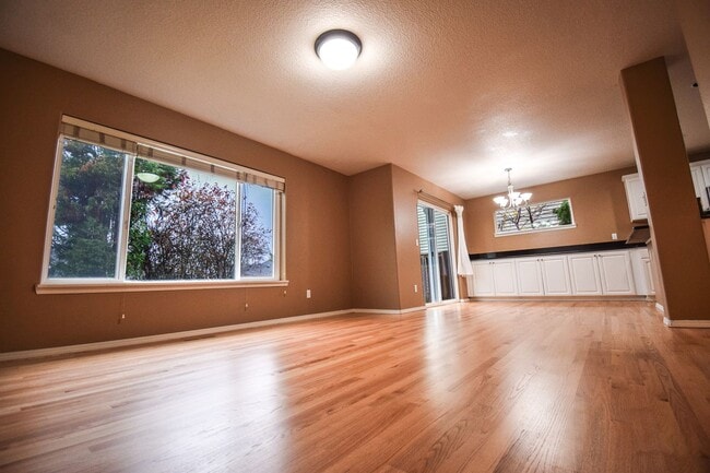 Building Photo - Move In Special!  $1000 Off!  Beautiful Spacious Home!