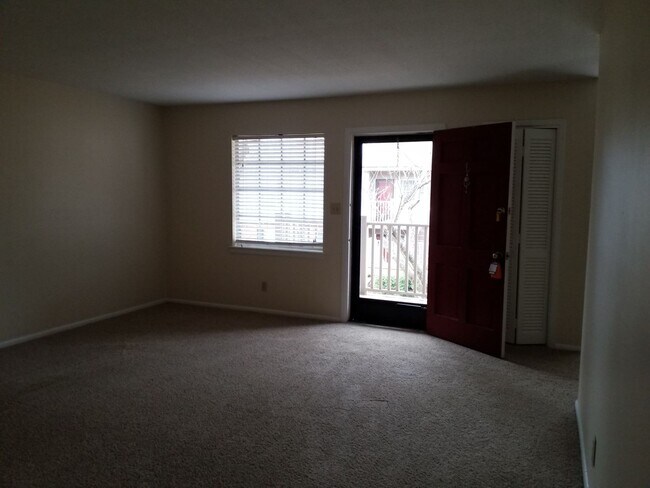 Building Photo - 2 BEDROOM CONDO IN SALEM SQUARE!