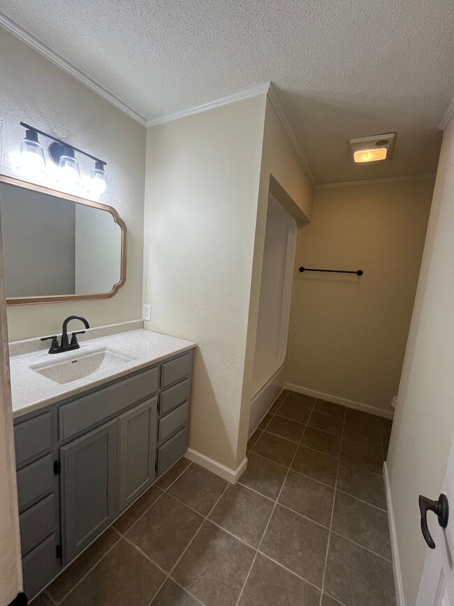 Building Photo - New Listing!