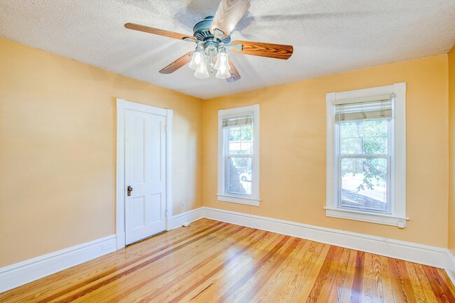 Building Photo - Charming 4BD Victorian near Downtown Color...