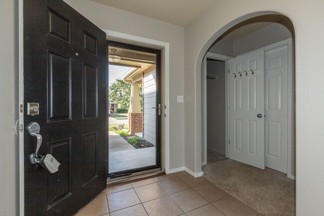 Building Photo - Charming 3 Bed/2 Bath near pool!