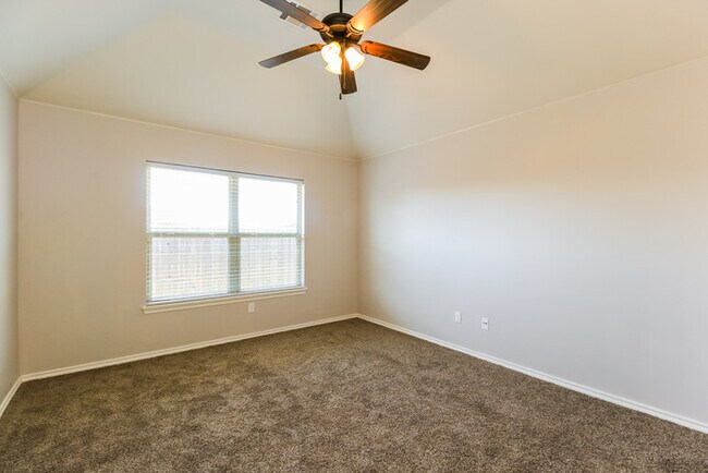 Building Photo - Beautiful 4 bed 2 bath 3 car garage home!!