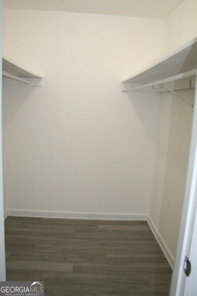 Building Photo - 2075 Pinewood Dr