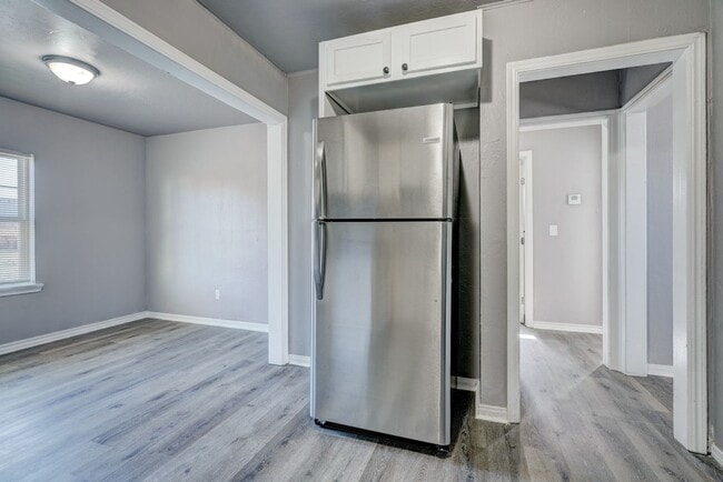 Building Photo - Prime Location! 2BR/1BA Home Minutes from ...