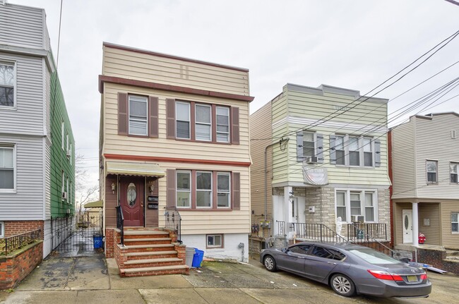 Building Photo - 667 Liberty Ave
