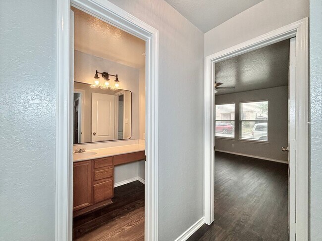 Building Photo - Spacious 4 Bedroom Home in Bristol Forest!